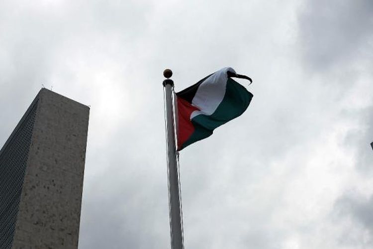 Bendera Palestina berkibar untuk pertama kalinya di markas Perserikatan Bangsa-bangsa (PBB) di New York, Rabu (30/9/2015).
