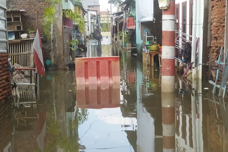 Jalan masuk ke RW 16 Tambakrejo Semarang yang ditutul karena rob. Selasa (21/6/2022)