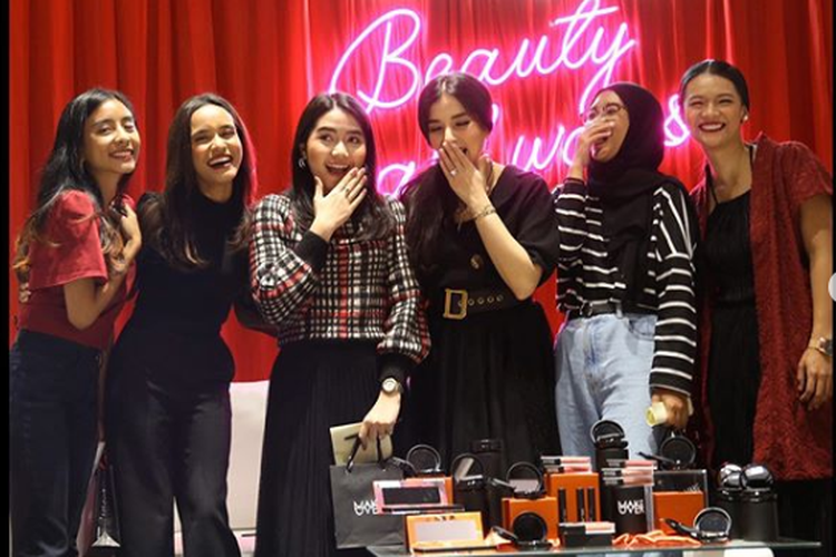 Kampanye Beauty All Ways dari Make Over di Lotte Shopping Avenue, membawa antara lain, penyanyi Audrey Tapiheru, koreografer Ufa sofura, dan Beauty Vlogger Tasya Farasya untuk ikut terlibat.