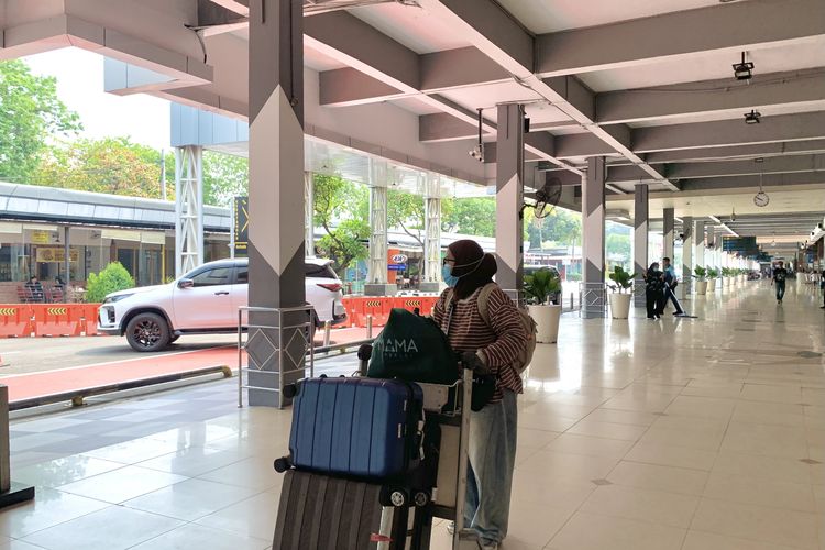 Jaket, Bantal Leher, dan Harapan Pulang: Cerita Lira-Sasa Tertahan 40 Jam di Bandara akibat Abu Vulkanik