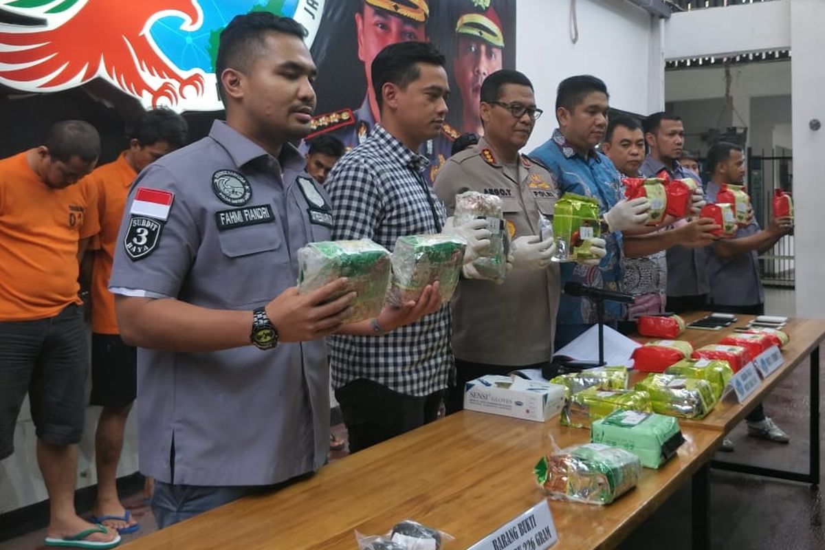 Polda Metro Jaya menggagalkan rencana peredaran narkotika jenis sabu jaringan Malaysia-Pekanbaru-Jakarta. Foto diambil saat konferensi pers di Polda Metro Jaya, Jakarta Selatan, Jumat (1/11/2019).  