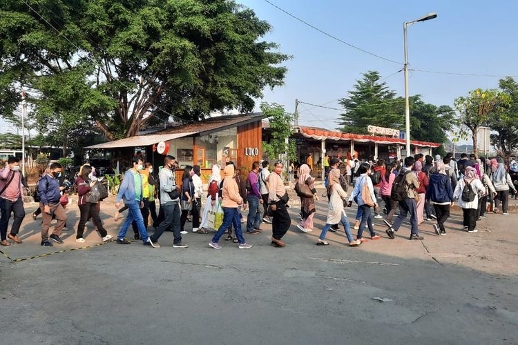 Antrean penumpang di Stasiun Bekasi, Senin (20/7/2020).
