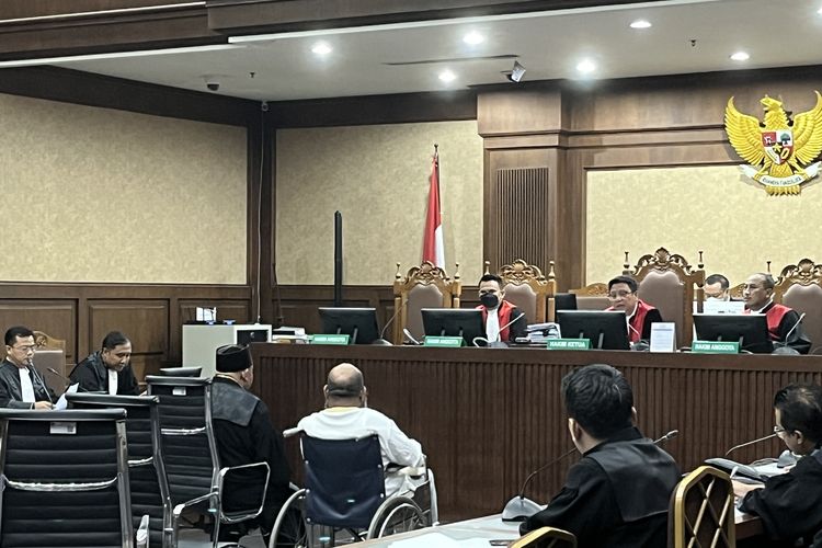 Gubernur nonaktif Papua Lukas Enembe duduk di kursi roda usai diperiksa kesehatannya lantaran emosi dalam sidang di Pengadilan Tindak Pidana Korupsi (Tipikor) pada Pengadilan Negeri (PN) Jakarta Pusat, Senin (4/9/2023).