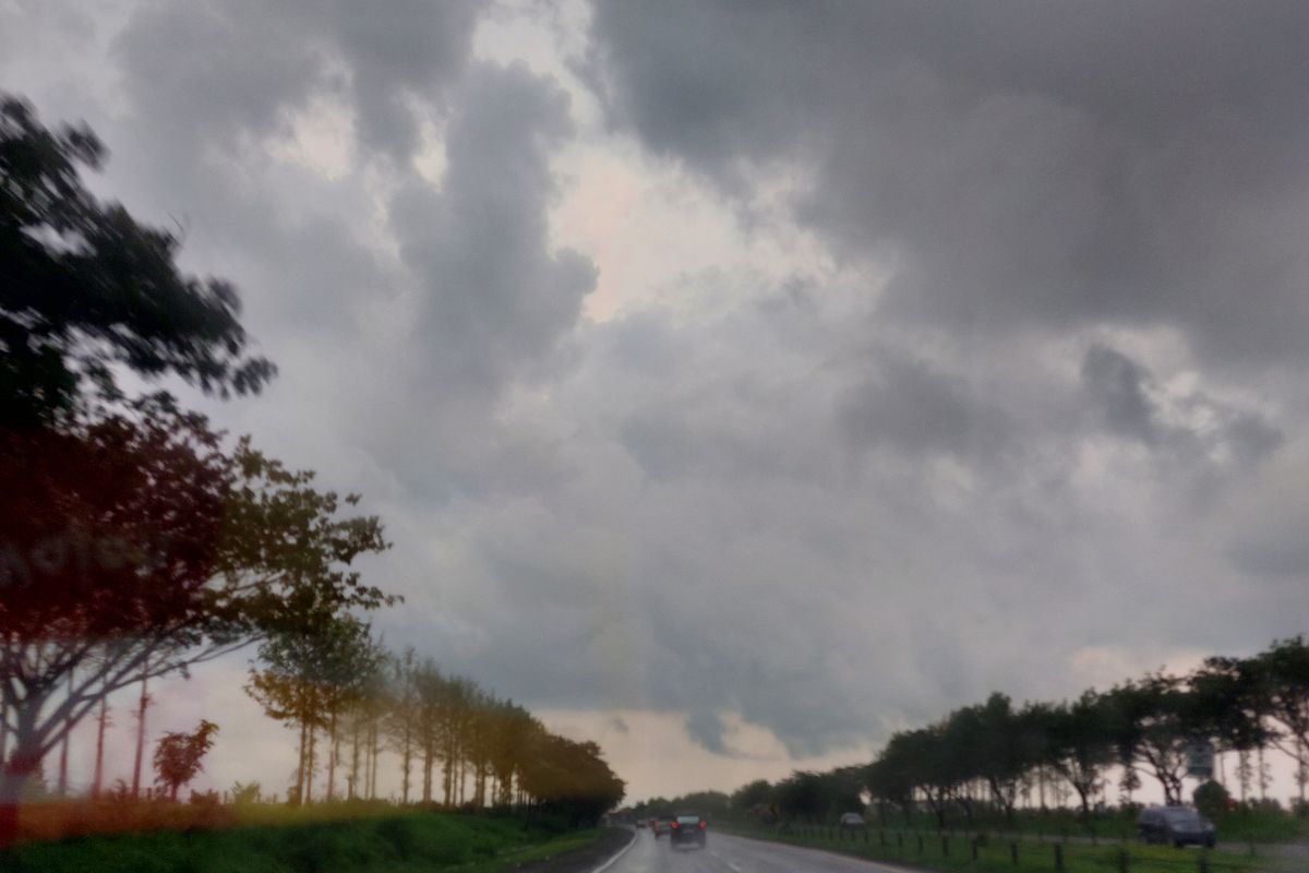 Ilustrasi berkendara saat hujan