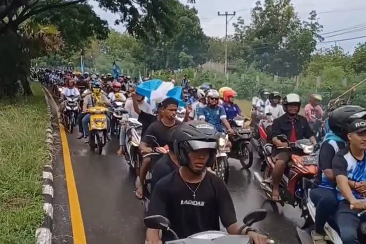 Ribuan pendukung timnas Argentina di Saumlaki, kabupaten Kepulauan Tanimbar, Maluku menggelar pawai keliling kota, Minggu (18/12/2022). Pawai digelar untuk menyambut laga final antara Argentina dan Prancis yang akan dihelat pada Pukul 22.00 WIT nanti malam