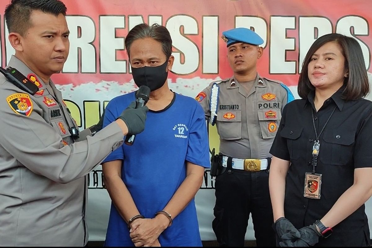 Kapolres Cirebon Kota AKBP Ariek Indra Sentanu melakukan gelar perkara pencabulan yang dilakukan guru ngaji (S) kepada 11 siswinya, di Mapolres Cirebon Kota pada Jumat (17/3/2023)
