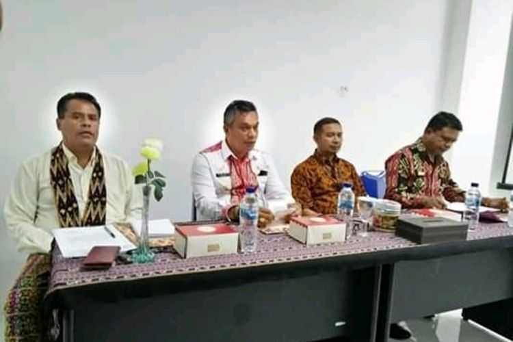 Foto : Bupati Sikka, Fransiskus Roberto melakukan rapat dengan tim dari Kemenkes RI, Dinkes, dan Forkominda di kantor Bupati, Kamis (13/2/2020).