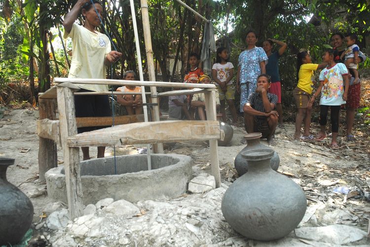 Warga Desa Suwatu, Kecamatan Gabus, Kabupaten Grobogan, Jawa Tengah mengantre air di belik yang kian menyusut, Jumat (20/8/2019) sore.