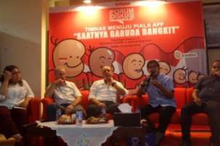 Pelatih timnas Alfred Riedl (dua dari kiri) dalam Forum Diskusi BOLA di ruang rapat redaksi Kompas Gramedia, Palmerah Barat, Jakarta, Selasa (23/8/2016).