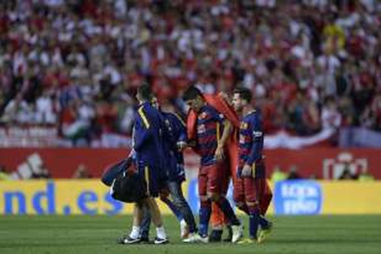 Luis Suarez mengalami cedera pada pertandingan final Copa del Rey antara Barcelona dan Sevilla di Vicente Calderon, Minggu (22/5/2016).