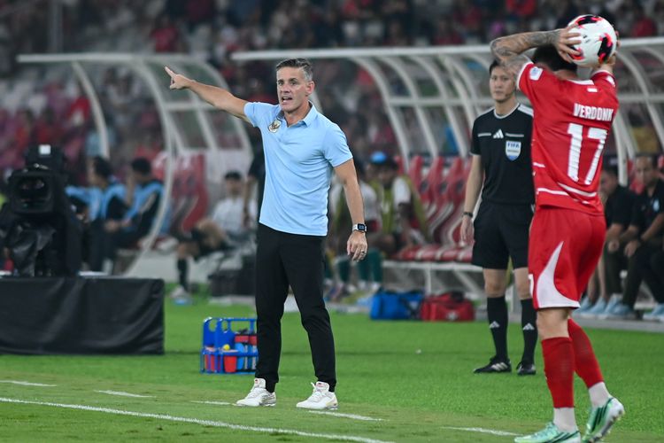 Pelatih Timnas Indonesia, John Herdman, memberikan instruksi dalam laga FIFA ASEAN Cup 2026 kontra Bangladesh di SUGBK pada Kamis (1/10/2026).