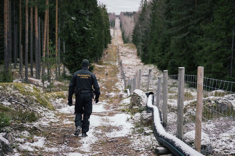 Petugas perbatasan Finlandia-Rusia Juho Pellinen berjalan di sepanjang pagar kawat yang memisahkan kedua negara di Imatra, Finlandia, 18 November 2022.
