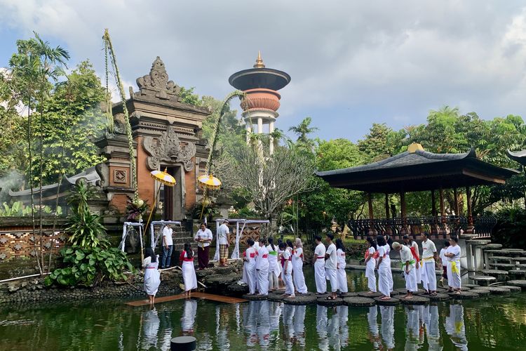BERITA FOTO: Ritual Melukat Bali di Taman Mini Indonesia Indah Jakarta