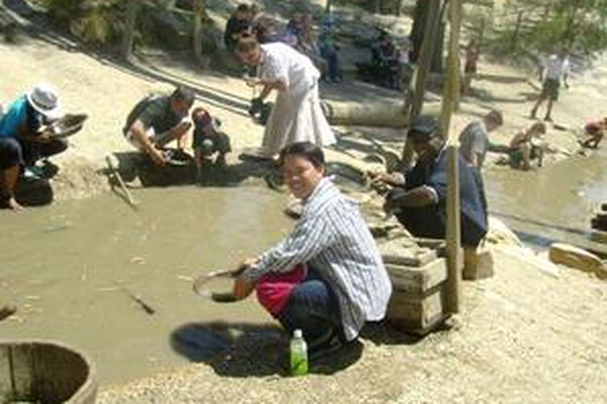 Pelancong diberi kesempatan untuk mendulang sendiri emas di Ballarat. Berbagai peralatan sederhana yang dulu digunakan untuk mendulang emas tersedia untuk dicoba. Bukan rahasia lagi bahwa beberapa pelancong berhasil membawa pulang sejumput emas hasil mendulang di tempat ini.