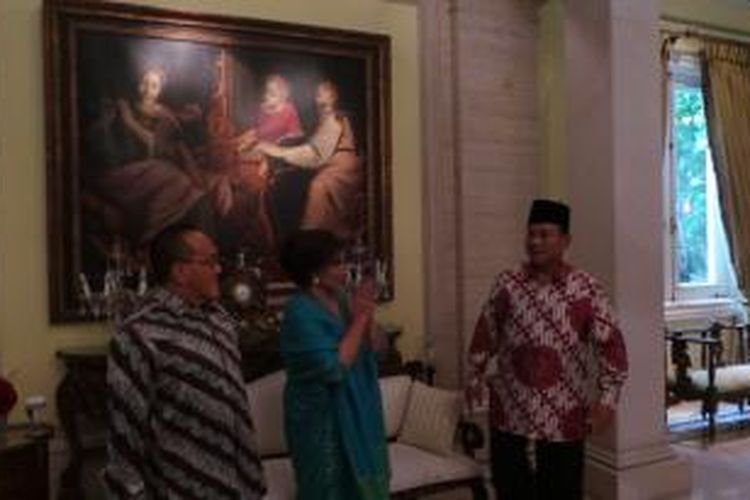 Prabowo Subianto (kanan) dan Aburizal Bakrie serta sang istri (tengah) di acara open house di rumah Ical. 