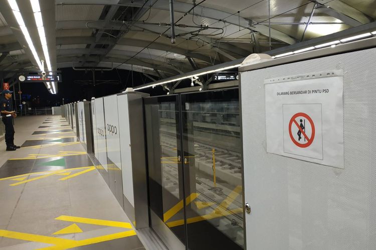 Larangan bersandar di pintu tepi peron terpasang di Stasiun MRT Lebak Bulus.