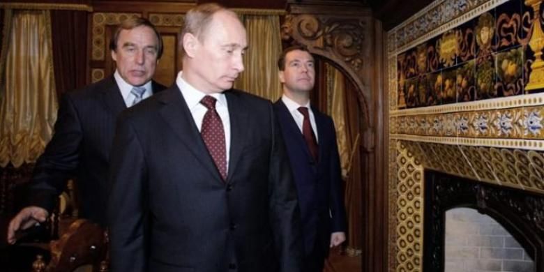 Sergei Rodulgin (kiri) bersama Presiden Vladimir Putin dan Dmitry Medvedev. Nama Rodulgin muncul dalam The Panama Paper dan disebut memiliki tiga perusahaan cangkang di luar negeri untuk mengelola aset Putin yang berjumlah besar.