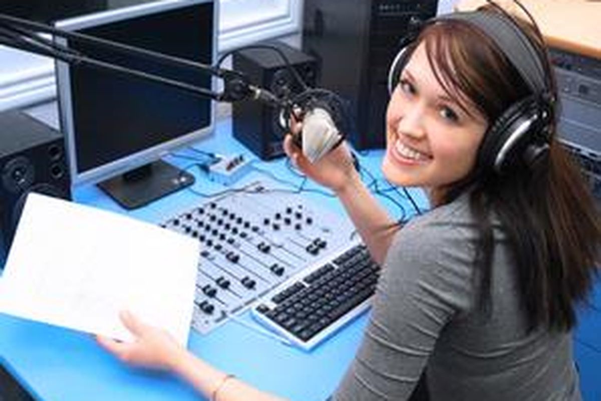 Menjadi seorang radio announcer membuka banyak kesempatan untuk mengembangkan diri. 