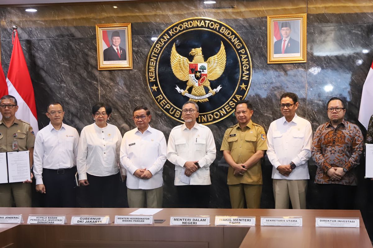 Menteri Dalam Negeri (Mendagri) Muhammad Tito Karnavian, Menteri Koordinator Bidang Pangan Zulkifli Hasan, Wakil Menteri Energi dan Sumber Daya Mineral (ESDM) Yuliot Tanjung, Gubernur DKI Jakarta Pramono Anung Kepala Dinas Lingkungan Hidup Provinsi DKI Jakarta Dudi Gardesi Asikin dan Direktur Investasi PT Danantara Investment Management Fadli Rahman dan bersama jajaran terkait berfoto bersama usai penandatanganan kesepakatan bersama antara Pemerintah Provinsi (Pemprov) DKI Jakarta dan Danantara untuk percepatan pembangunan Pengolahan Sampah menjadi Energi Listrik (PSEL) di Jakarta, di Kantor Kementerian Koordinator (Kemenko) Bidang Pangan, Jakarta, Senin (4/5/2026).