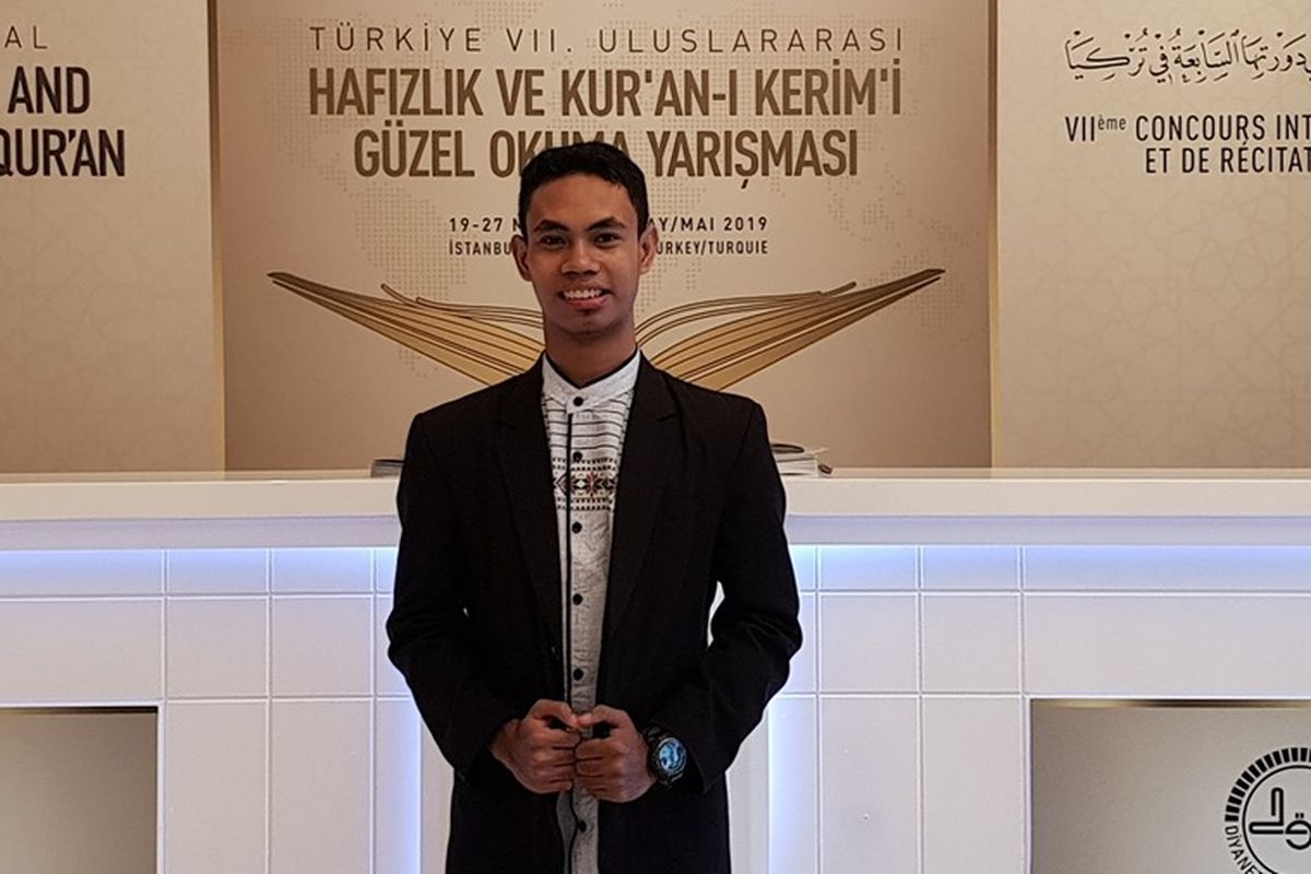 Samsuri Firdaus, mahasiswa Sastra Arab UI angkatan 2017 asal Bima-NTB berhasil menjadi Juara 1 Musabaqah Hifdz al-Qur?an (MTQ) internasional ke-7 di Istanbul, Turki pada Minggu (26/5/2019).