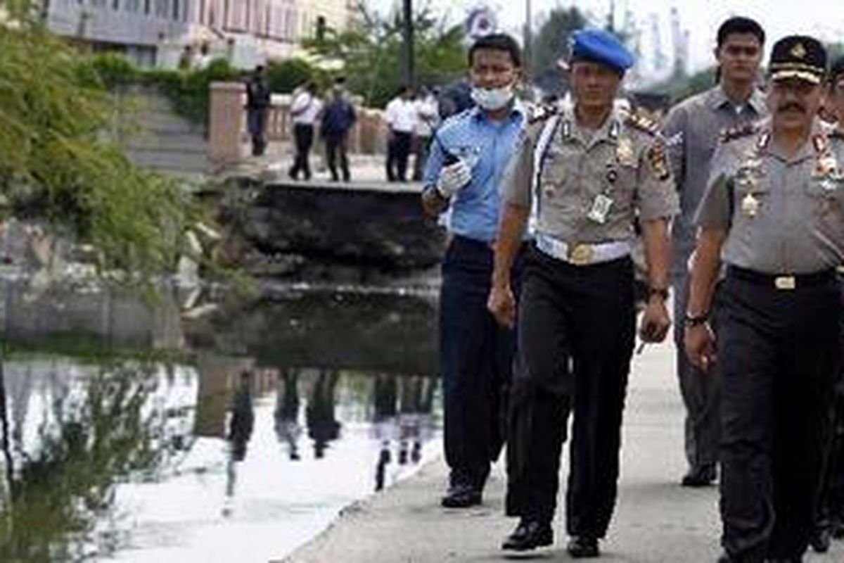 Kapolda Metro Jaya Irjen Timur Pradopo (kanan) meninjau lokasi ambrolnya Jalan RE Martadinata, Jakarta Utara, Kamis (16/9/2010). Jalan yang menghubungkan Pelabuhan Tanjung Priok dengan pusat kota ini ambrol sekitar pukul 03.15 WIB. 