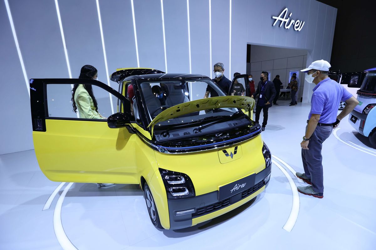 Pengunjung menyaksikan mobil listrik Wuling Air Ev di ajang Periklindo Electric Vehicle Show (PEVS) 2022 di JIExpo Kemayoran, Rabu (27/7/2022). Selain desainnya yang compact, pengisian daya Air ev bisa dilakukan di rumah dengan memperhatikan terlebih dahulu kapasitas listrik rumah, mengusung konsep easy home charging.