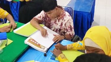 Tak Bisa Melihat, 33 Tahun Rachmat Ajari Anak-anak Tunanetra Baca Al Quran Braille