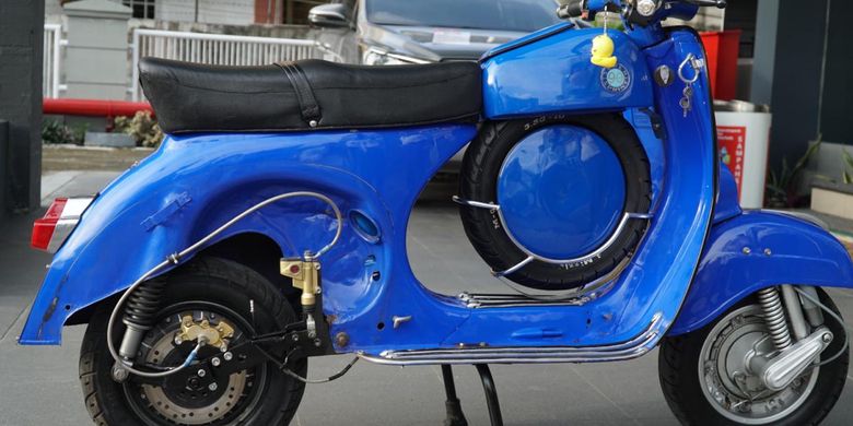 Indonesian Motor Buffs Turn Vintage Vespa into Electric Vehicle