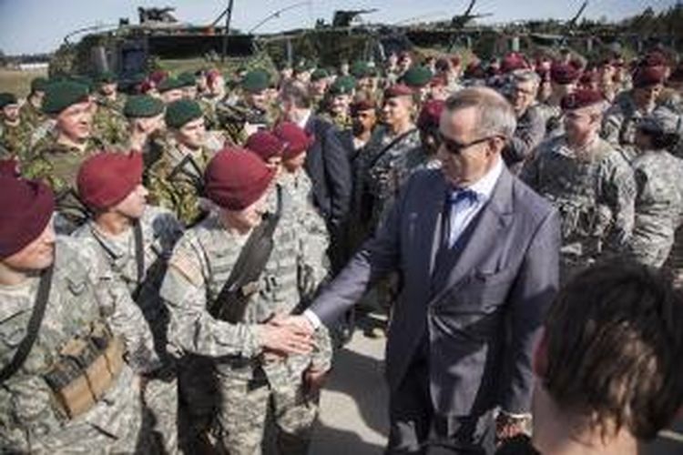 Presiden Estonia, Toomas Hendril Ilves menyambut 150 prajurit Brigade Lintas Udara ke-173 AS yang tiba di pangkalan udara Amari, Estonia, Senin (28/4/2014). AS mengirimkan pasukannya ke Polandia dan negara-negara Baltik untuk menjamin keamanan negara-negara NATO yang berbatasan langsung dengan Rusia.