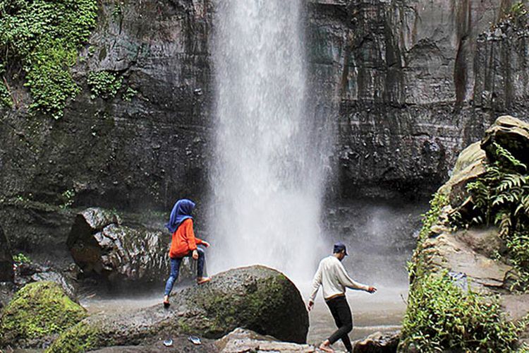 Dua wisatawan lokal sedang menikmati suasana alam di air terjun Sumber Pitu di Desa Dawet Krajan, Kecamatan Tumpang, Kabupaten Malang, Jawa Timur, pertengahan Maret lalu. Sumber Pitu merupakan salah satu dari sejumlah air terjun di Kabupaten Malang yang memukau wisatawan lokal.