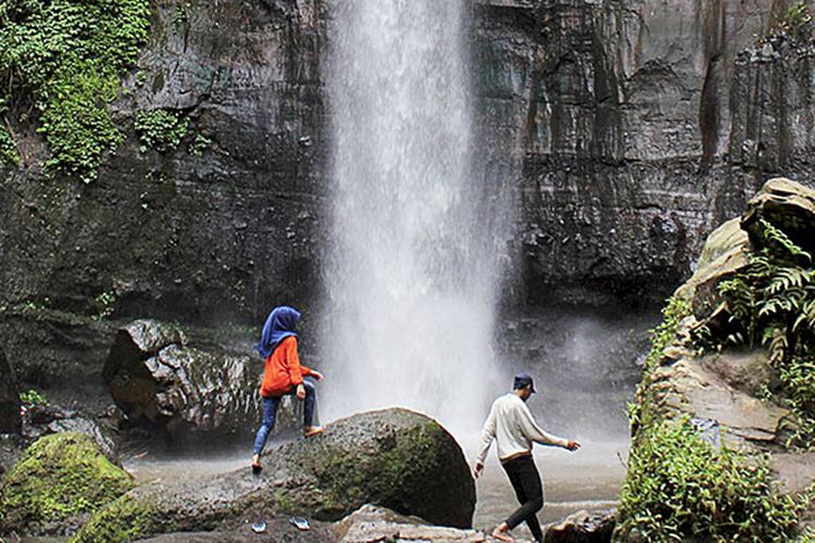 Sumber Pitu Air Terjun Andalan Malang Halaman All Kompascom