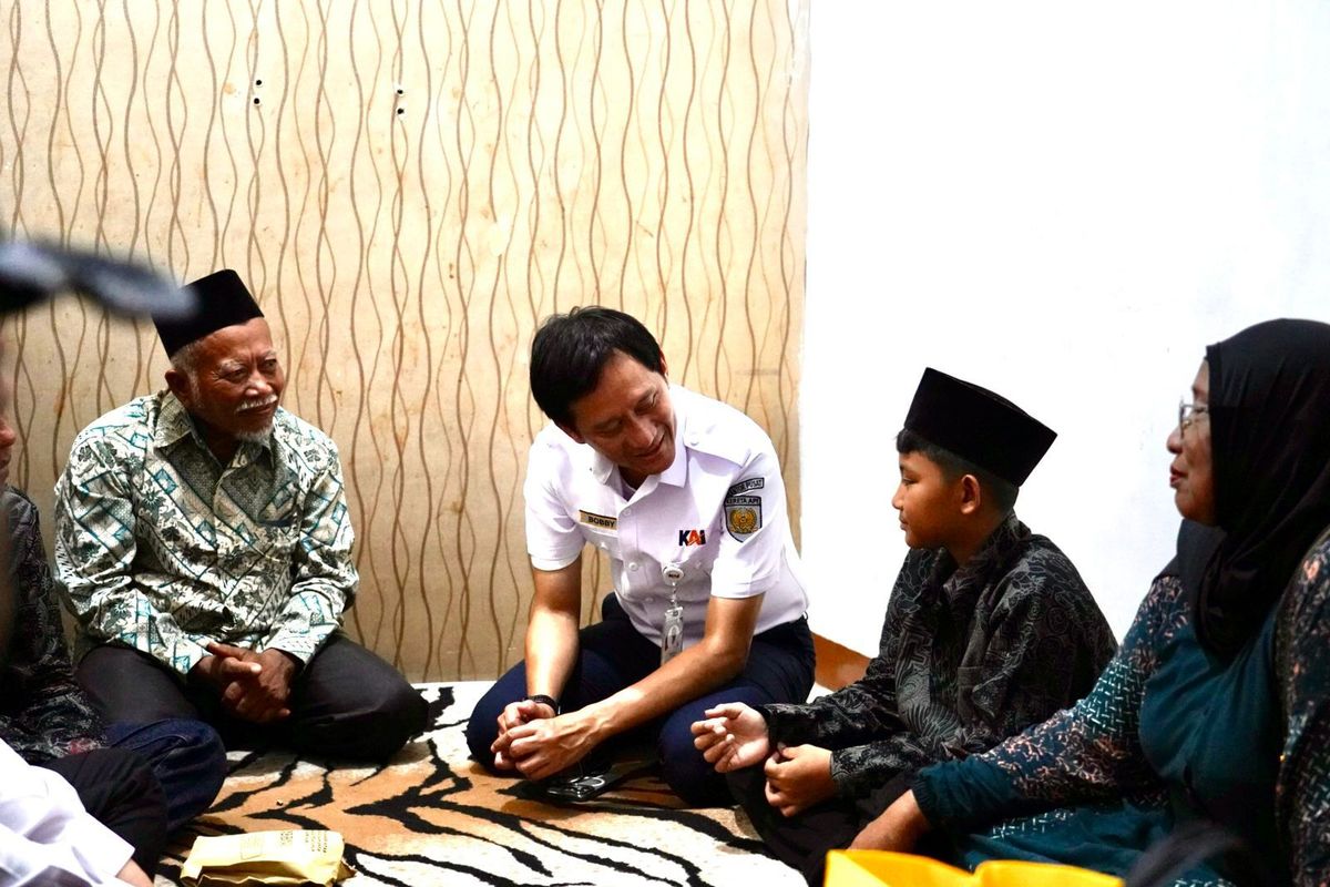 Direktur Utama PT Kereta Api Indonesia (Persero) Bobby Rasyidin mengunjungi keluarga korban meninggal dalam kecelakaan kereta di Bekasi Timur untuk menyampaikan belasungkawa serta menyerahkan bantuan jaminan pendidikan bagi anak korban.