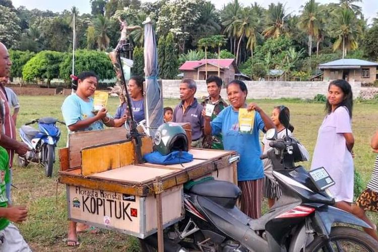 Agust Puka, seorang Barista Kopi Tuk mempromosikan dan menjual Kopi Tuk di sekeliling Pulau Flores dengan bersepeda motor. Ia menempuhan ratusan kilometer dari Labuan Bajo dengan kapal Ferry KM Dharma ke Maumere dan menjual kopi Tuk sampai Larantuka, Kabupaten Flores Timur, Selasa, (20/9/2022). (KOMPAS.com/Dok-Agust Puka)