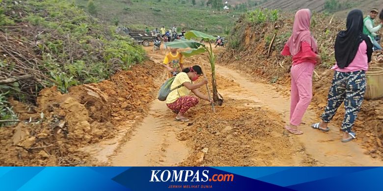 Ibu-ibu Nekat Buka Baju Menghadang Alat Berat yang Menggusur Lahan