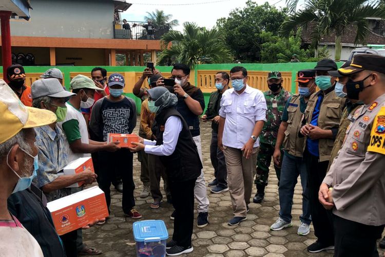 Blitar Regent Rini Syarifah provides assistance to residents in Blitar Regency on Sunday, April 11.