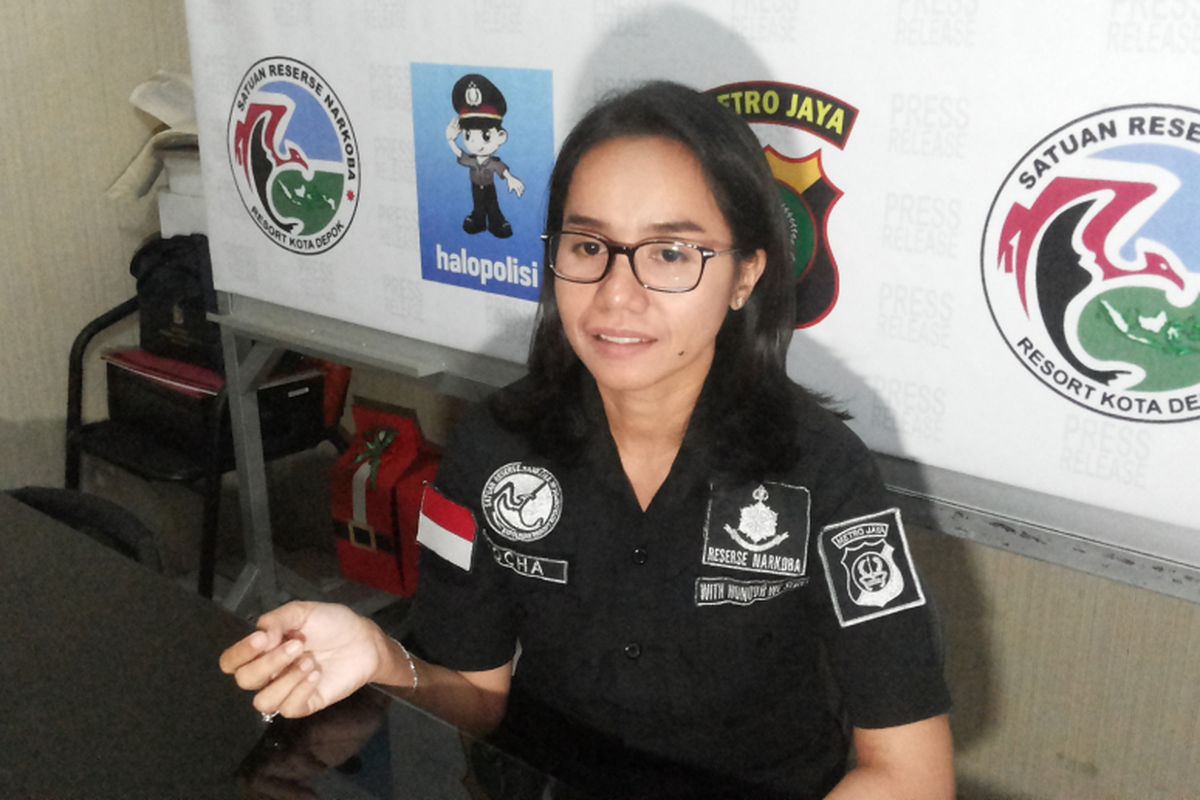 Ajun Komisaris Rosana Labobar, anggota Satuan Reserse Narkoba Polresta Depok saat ditemui, Jumat (14/7/2017). Perempuan yang akrab disapa Ocha ini adalah anggota Tim Gabungan Satuan Tugas Merah Putih yang menggagalkan upaya penyelundupan sabu dari China melalui  Dermaga eks Hotel Mandalika di Jalan Anyer Raya, Serang, Banten, Kamis (13/7/2017) kemarin.