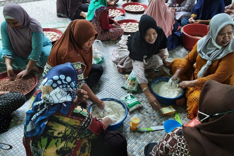 Para kaum ibu di Desa Tanjung Karang Pulau Sebatik Nunukan Kaltara dengan gembira menyiapkan masakan untuk tradisi Bukber Sekampung. Suasana harmonis dan kebersamaan kental terasa. Semua warga berkumpul di masjid, dimana semua aktifitas memasak, menyiapkan menu buka, sampai menyembelih ternak dilakukan di masjid.