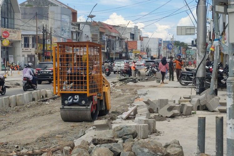 Alat berat diterjunkan dalam pekerjaan proyek City Walk Jalan Ahmad Yani, Kota Tegal, Jawa Tengah, yang akan dibuat seperti kawasan Jalan Malioboro, Yogyakarta, Kamis (23/12/2021)