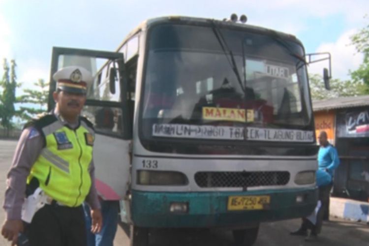 Petugas dari satlantantas dan dinas perhubungan kabupaten Trenggalek Jawa Timur, melakukan uji kelayakan persiapan angkutan lebaran di terminal Bus antar kota Trenggalek Jawa Timur (23/05/2018).