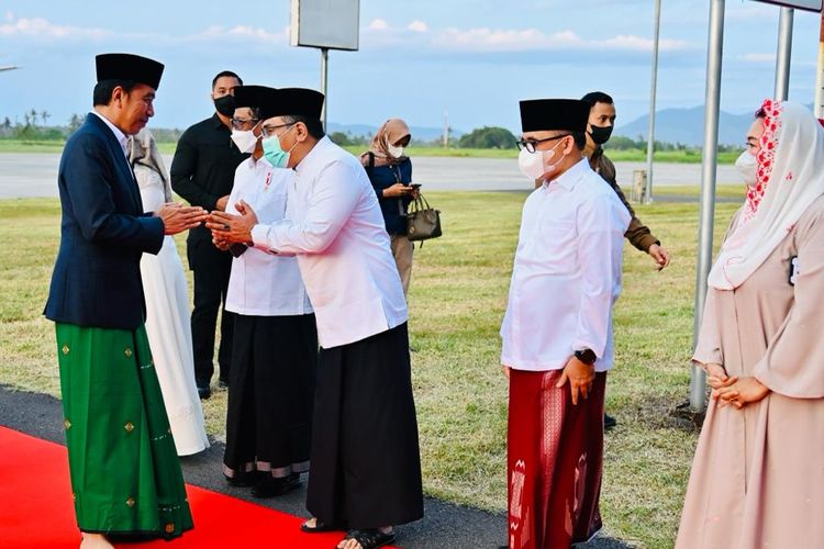 Presiden Joko Widodo tiba di Banyuwangi untuk menghadiri Festival Tradisi Islam Nusantara yang digelar di Stadion Diponegoro, Banyuwangi, Senin (9/1/2023) malam.
