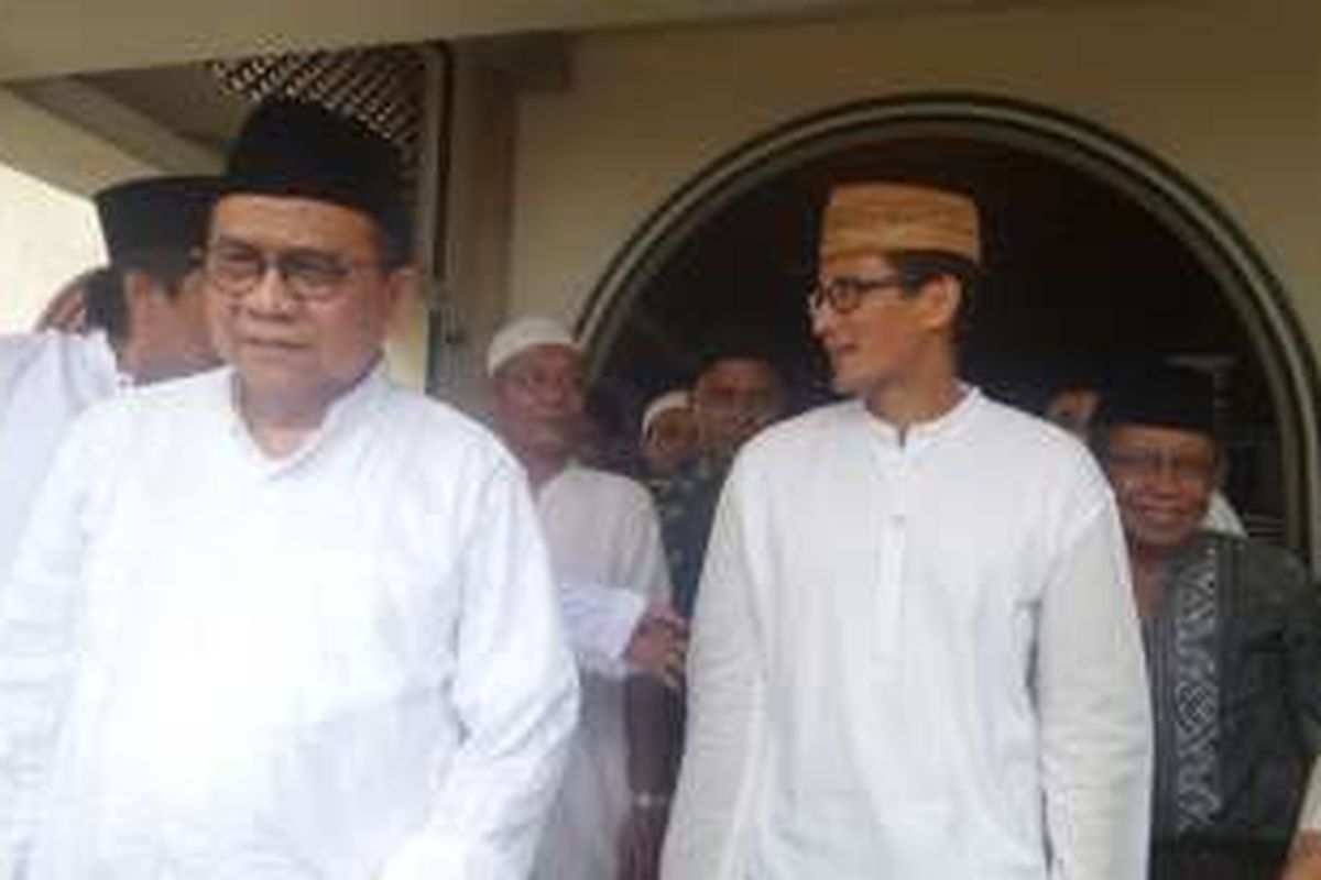 Ketua DPD Gerindra di DKI M Taufik dan bakal calon Gubernur DKI Sandiaga Uno, mendatangi Masjid Luar Batang di Jakarta Utara. Pengumuman bakal calon wakil gubernur pendamping Sandiaga diundur karena partai koalisi, PKS menawarkan figur bakal calon wakil gubernur pendamping Sandiaga, Jumat (9/9/2016)