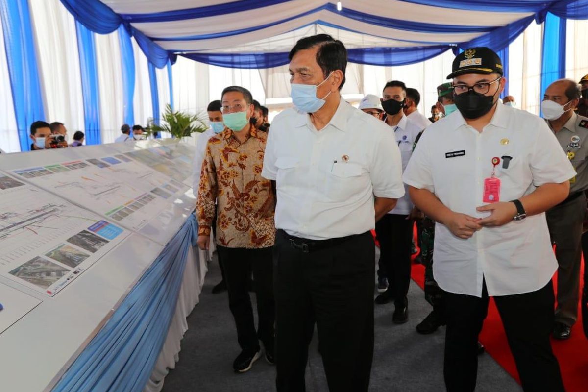 Menko Marves Luhut Binsar Pandjaitan meninjau proyek pembangunan Bandara Gudang Garam Kediri. 