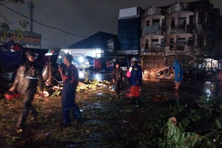 Pohon Trembesi 15 Meter Tumbang di Sawojajar Bogor, Kabel Menjuntai dan Jalan Ditutup