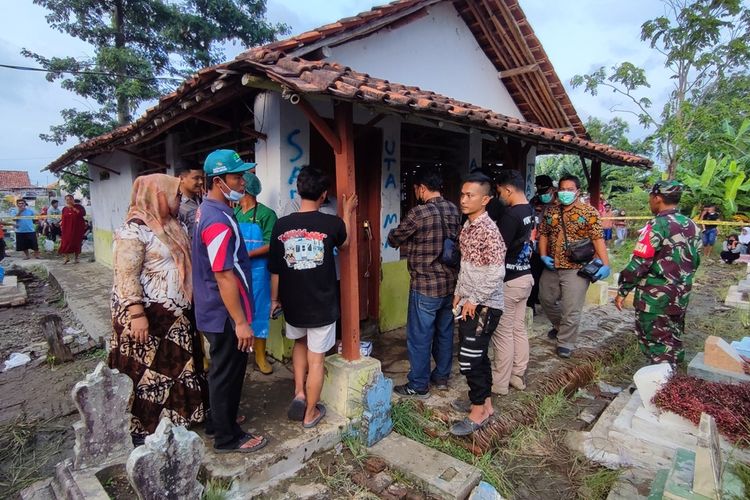 Sejumlah warga Desa Jagapura Kulon Kecamatan Gegesik Kabupaten Cirebon Jawa Barat, mengerumuni area pemakaman usai penemuan jasad perempuan tanpa busana di dalam cungkup, Jumat (16/2/2024)