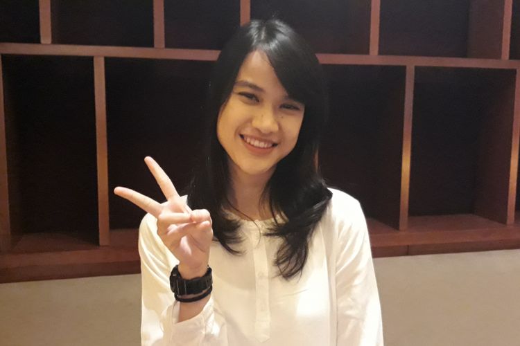 Dwi Putri Bonita atau Uty JKT48 diabadikan saat dijumpai dalam acara Nonton Bareng Film Ponyo di XXI Plaza Senayan, Jakarta Pusat, Sabtu (1/7/2017).