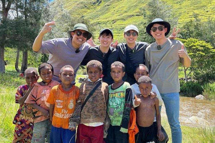 Jerome Polin bersama Waseda Boys dan anak-anak di Papua.