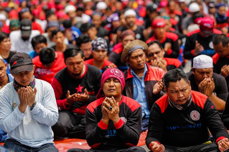 Massa melakukan sholat jumat sebelum melakukan aksi unjuk rasa di depan Balai Kota DKI Jakarta, Jalan Medan Merdeka Selatan, Sabtu (10/11/2017). Buruh menolak upah minimum provinsi DKI Jakarta 2018 yang telah ditetapkan Gubernur DKI Jakarta Anies Baswedan. KOMPAS.com/GARRY ANDREW LOTULUNG