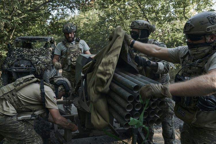 Tentara Ukraina dari brigade ke-28 menyiapkan peluncur roket ganda mini di garis depan dekat Bakhmut pada Minggu (20/8/2023).