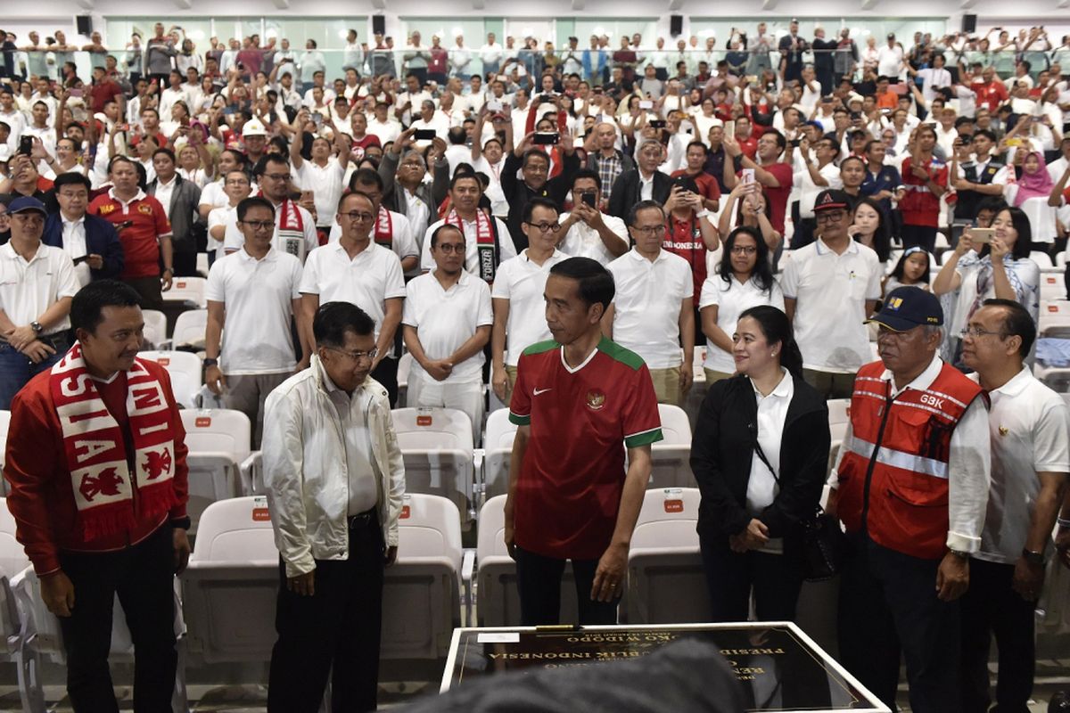 Presiden Joko Widodo (tengah) didampingi Wapres Jusuf Kalla (kedua kiri), Menko PMK Puan Maharani, Menteri PUPR Basuki Hadimuljono (kedua kanan), Mensesneg Pratikno (kanan) dan Menpora Imam Nahrawi (kiri) meresmikan Stadion Utama Gelora Bung Karno di Jakarta, Minggu (14/1). Peresmian renovasi SUGBK yang dipersiapkan untuk menyambut Asian Games XVIII Agustus mendatang tersebut ditandai dengan laga persahabatan Timnas Indonesia-Islandia.  ANTARA FOTO/Puspa Perwitasari/foc/18.