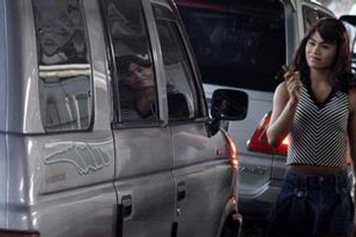 Seorang waria mengamen di perempatan Cempaka Putih, Jakarta Timur, Kamis (20/11/2008). Kaum transgender yang merupakan masyarakat urban Jakarta harus berjuang keras untuk bisa hidup di tengah stigma normal dan tidak normal. Stigma itu juga kerap membuat mereka mengalami diskriminasi dan kekerasan. 